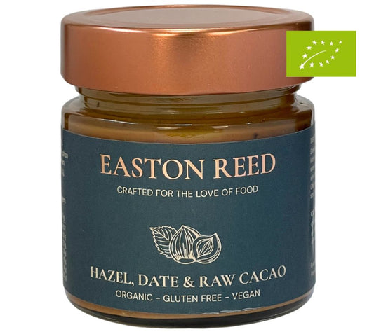 Bio-Haselnüsse, Datteln & rohe Kakaonibs vereint zu cremigem, veganem Genuss. Hazel, Date & Raw Cacao bei Madevegan online bestellen!