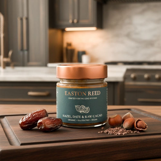 Bio-Haselnüsse, Datteln & rohe Kakaonibs vereint zu cremigem, veganem Genuss. Hazel, Date & Raw Cacao bei Madevegan online bestellen!