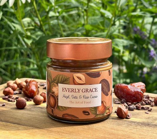 Aromatisch geröstete Bio-Haselnüsse 🌰 Datteln als natürliche Süße 🍫 Rohe Kakaonibs 🌱 100 % vegan, clean & ohne Palmöl oder Zusätze 🍯 Jetzt probieren!