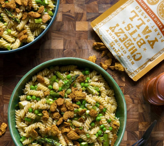 All Y’Alls Foods Cheezy Bits – vegane Protein-Snacks mit Käse & Knoblauch. Jetzt bei Madevegan online kaufen & würzigen Crunch genießen!