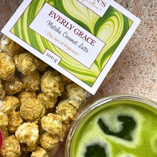 Veganer Snack mit Trendfaktor! Knuspriges Popcorn trifft auf cremige Kokosnuss & feinen Matcha 🍵. Perfekt zum Snacken, Teilen & Genießen. Jetzt bei MadeVegan!