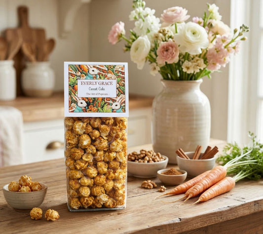 Everly Grace Carrot Cake Popcorn – luftgepopptes Gourmet-Popcorn mit Walnüssen, Karotten, Zimt & Muskat. Handgemacht, knusprig & perfekt zum Snacken!