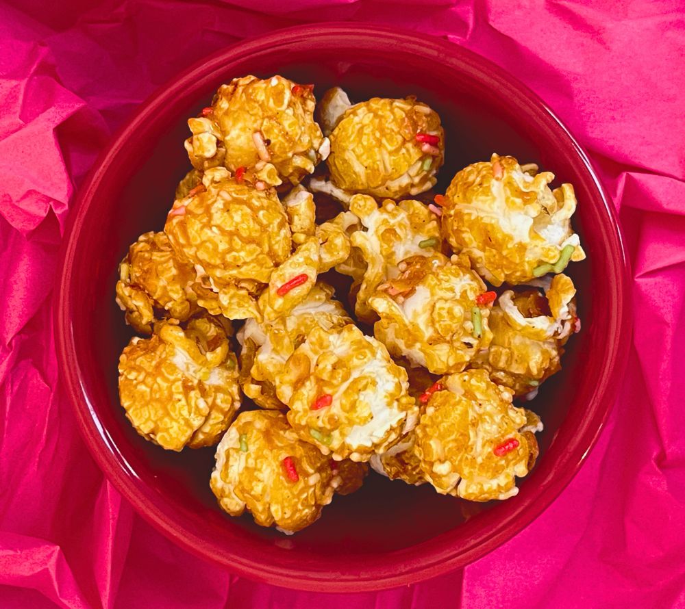 Veganes Popcorn ♥ aus rein pflanzlichen Zutaten ♥ Popcorn mit Zuckerstreuseln ♥ Birthday Cake Popcorn ♥ Jetzt probieren!