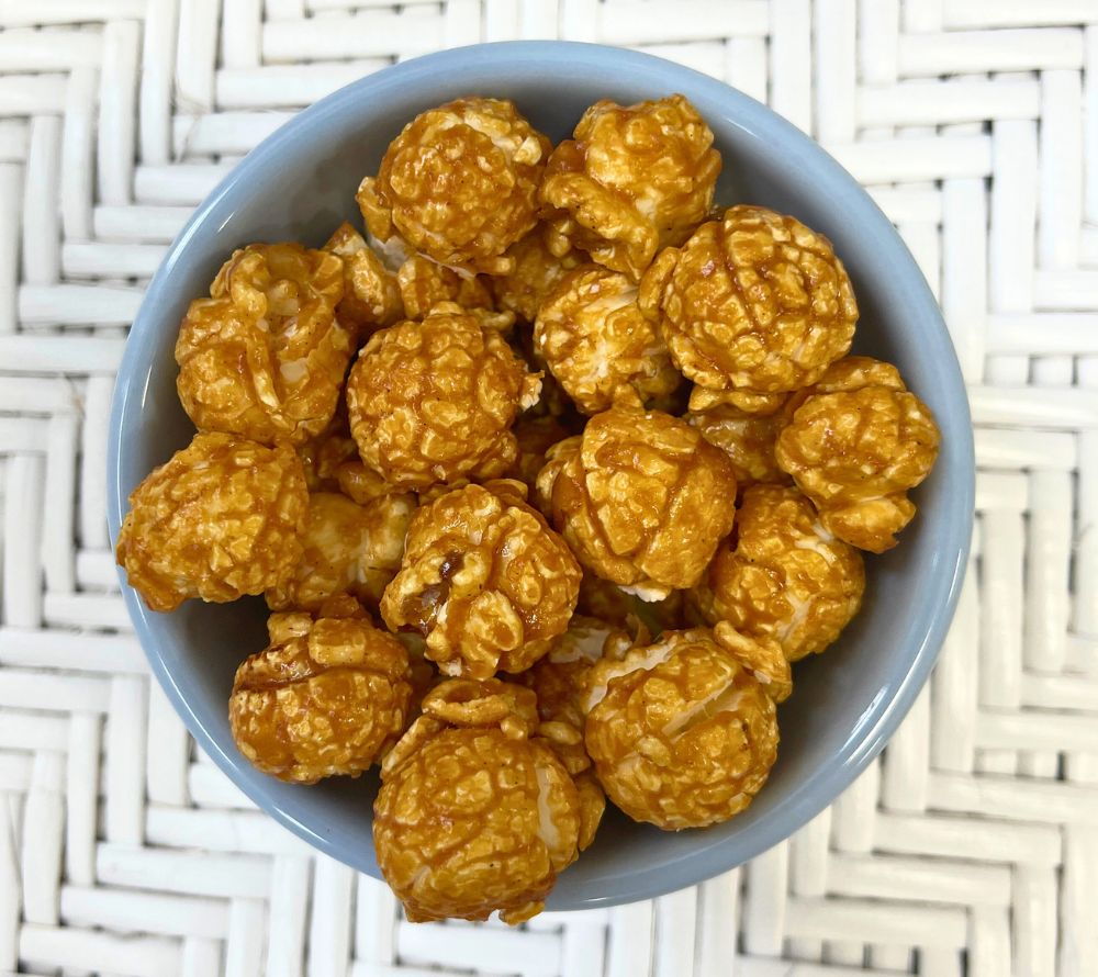 Popcorn Crunchy Caramel Clouds von Everly Grace kaufen | Knuspriges Karamell Popcorn | Intensiver Geschmack, 100 % vegan | Perfekt für jeden Anlass