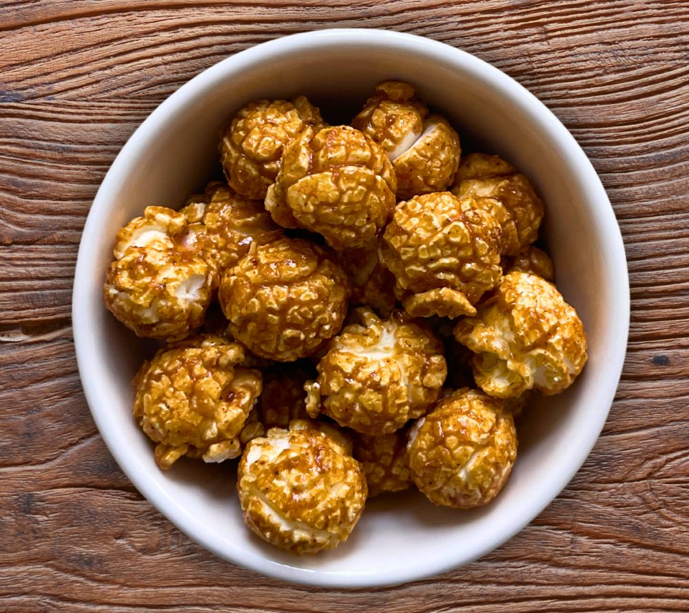 Mocha Mousse Popcorn von Everly Grace | Pantone Farbe des Jahres | knusprig, lecker & 100% vegan | EU-weiter Versand