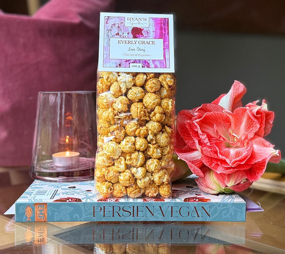 Feines Gourmet-Popcorn Love Story von Everly Grace ☆ Unwiderstehliches Popcorn mit Rosenblättern und Mandel-Karamellüberzug ☆ hohe Qualität ☆ 100 % vegan ☆ Jetzt probieren!