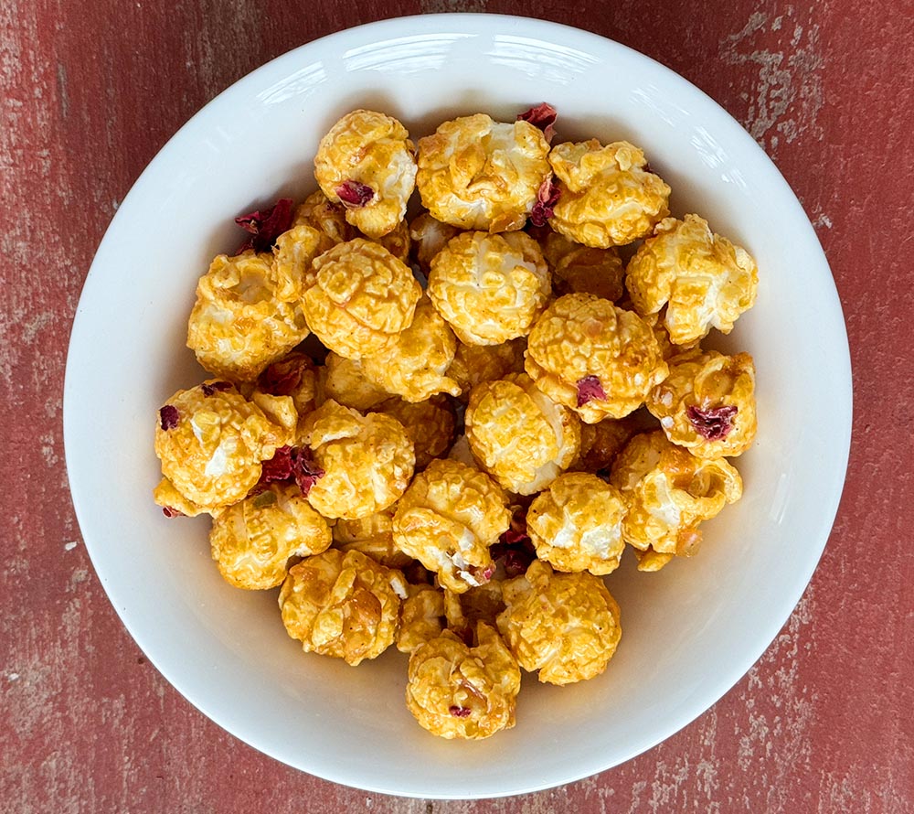 Feines Gourmet-Popcorn Love Story von Everly Grace ☆ Unwiderstehliches Popcorn mit Rosenblättern und Mandel-Karamellüberzug ☆ hohe Qualität ☆ 100 % vegan ☆ Jetzt probieren!