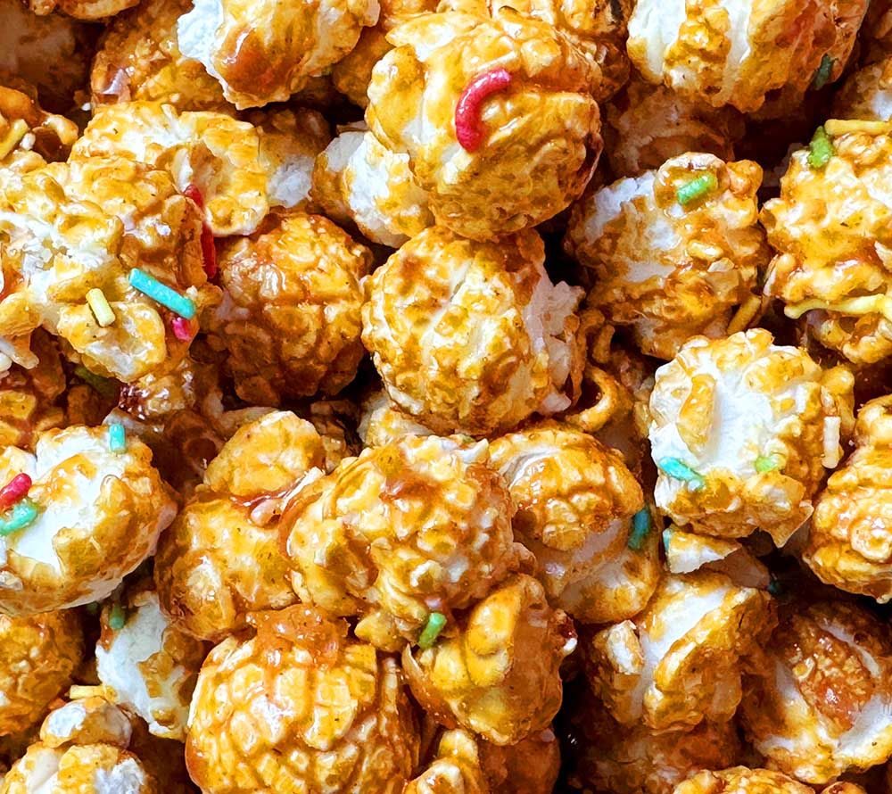 Veganes Popcorn ♥ aus rein pflanzlichen Zutaten ♥ Popcorn mit Zuckerstreuseln ♥ Birthday Cake Popcorn ♥ Jetzt probieren!