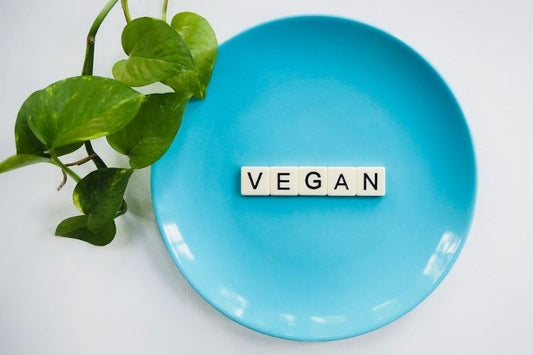Wort Vegan auf einem Teller