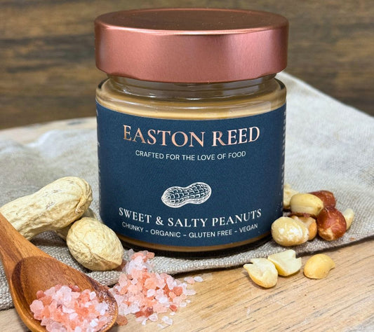 Knusprige Erdnüsse & cremige Peanut Butter mit Kokosblütenzucker & Himalayasalz. Jetzt bei Madevegan online kaufen – veganer Genuss & perfekter Snack!