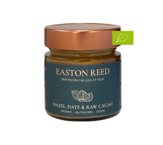 Bio-Haselnüsse, Datteln & rohe Kakaonibs vereint zu cremigem, veganem Genuss. Hazel, Date & Raw Cacao bei Madevegan online bestellen!