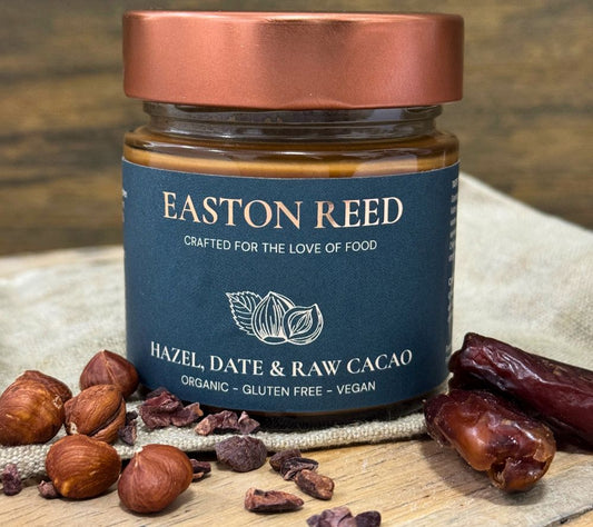 Bio-Haselnüsse, Datteln & rohe Kakaonibs vereint zu cremigem, veganem Genuss. Hazel, Date & Raw Cacao bei Madevegan online bestellen!