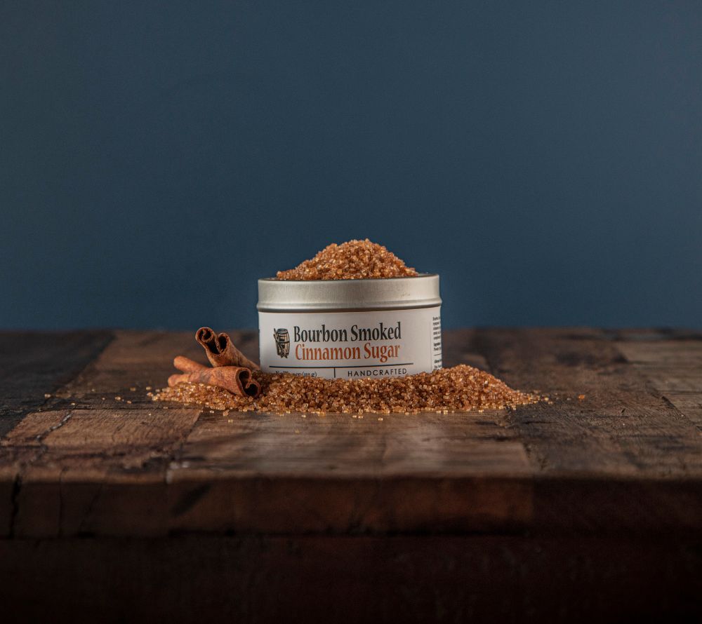 Bourbon Smoked Cinnamon Sugar von Bourbon Barrel Foods – geräucherter Zucker mit Zimt aus Kentucky. Handwerklich hergestellt, perfekt für Desserts, Kaffee & Cocktails. Süße mit Charakter!