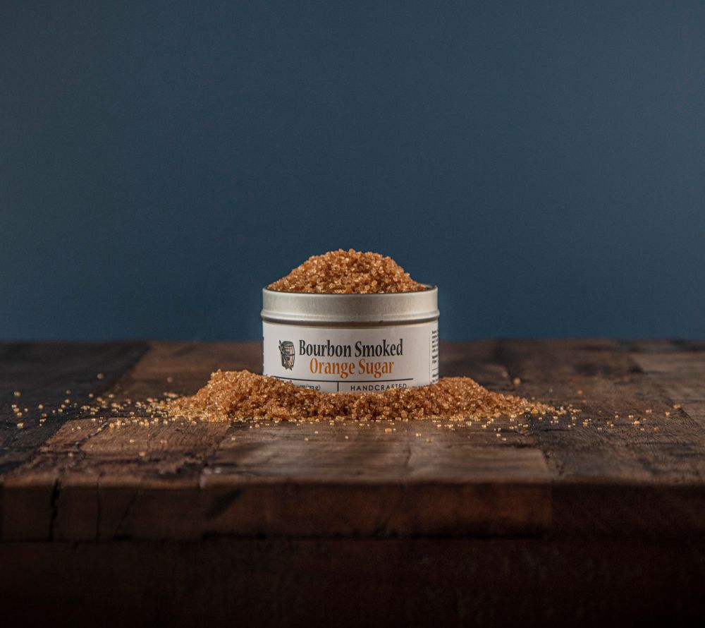 Bourbon Smoked Orange Sugar von Bourbon Barrel Foods – handgeräucherter Zucker mit Orangenschale und Eichenholzaroma aus Kentucky. Ideal für Desserts, Kaffee & Cocktails – Süße mit Charakter!