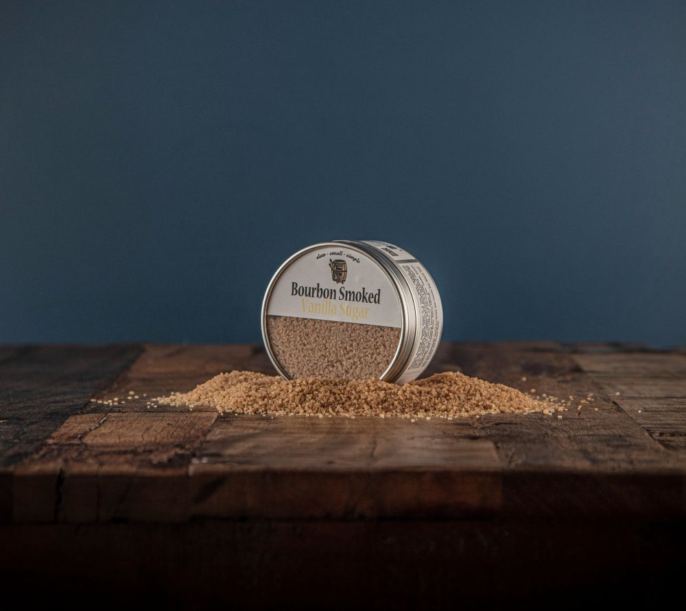 Bourbon Smoked Vanilla Sugar von Bourbon Barrel Foods – geräucherter Zucker mit echter Bourbon-Madagascar-Vanille. Perfekt für Kaffee, Desserts & Cocktails – edle Süße mit Charakter!