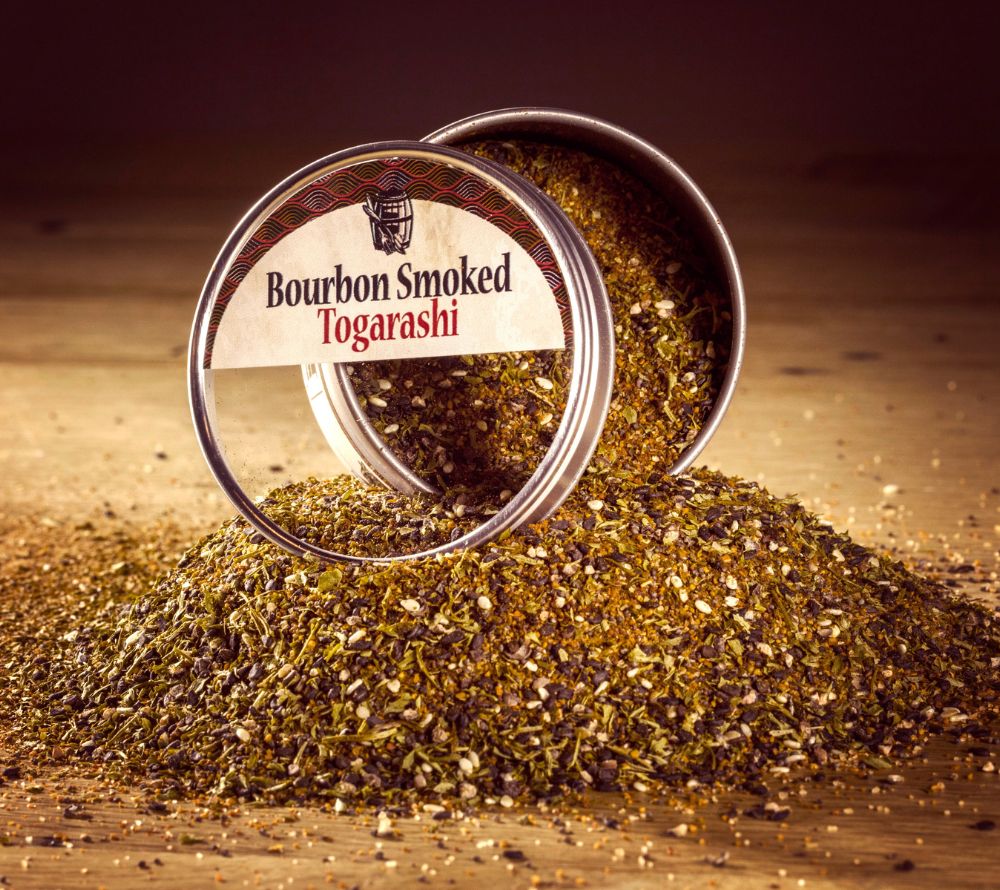 Bourbon Smoked Togarashi von Bourbon Barrel Foods – japanische Gewürzmischung mit rauchigem Bourbon-Aroma & Yuzu-Zitrus. Jetzt online kaufen bei Madevegan!