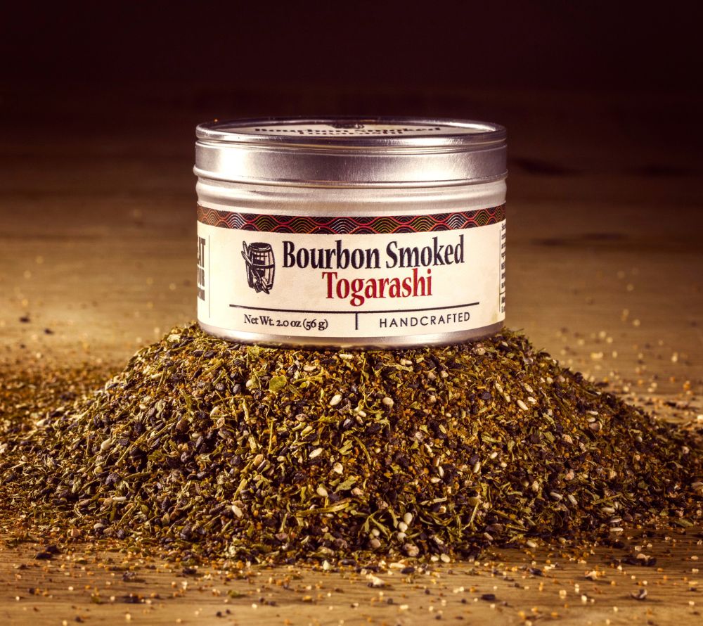 Bourbon Smoked Togarashi von Bourbon Barrel Foods – japanische Gewürzmischung mit rauchigem Bourbon-Aroma & Yuzu-Zitrus. Jetzt online kaufen bei Madevegan!