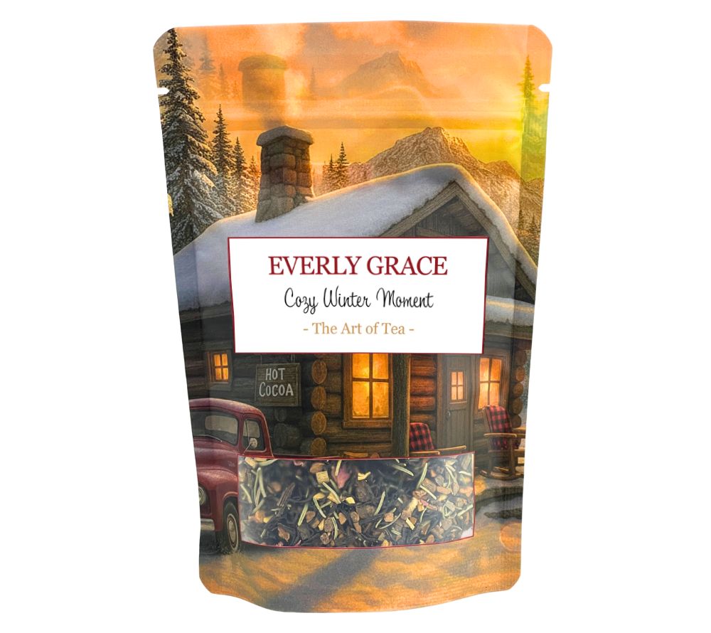 Cozy Winter Moments Tea von Everly Grace – Bio-Schwarztee mit Zimt, Rosmarin & Rosenblüten. Jetzt online kaufen bei Madevegan für winterliche Genussmomente.