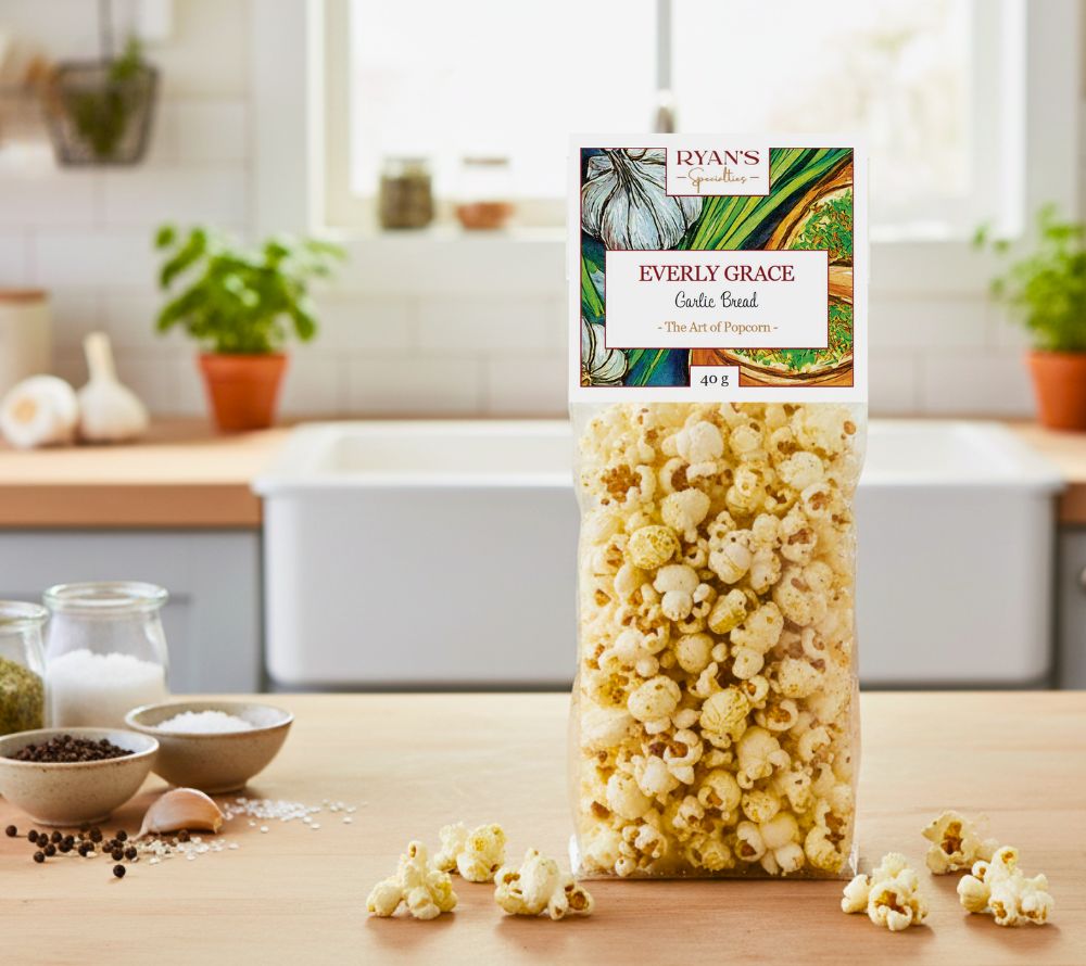 Garlic Bread Popcorn von Everly Grace – würziges Knoblauch-Popcorn, luftgepoppt und handgefertigt. Perfekt für Filmabende und Aperitif.