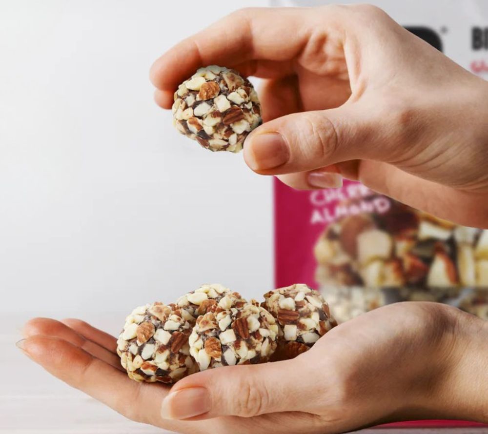 Chocolate Cherry Almond Bites – vegan, glutenfrei & proteinreich. Mit Kirschen, Mandeln & Zartbitterschokolade. Jetzt kaufen bei Madevegan.