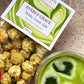 Veganer Snack mit Trendfaktor! Knuspriges Popcorn trifft auf cremige Kokosnuss & feinen Matcha 🍵. Perfekt zum Snacken, Teilen & Genießen. Jetzt bei MadeVegan!