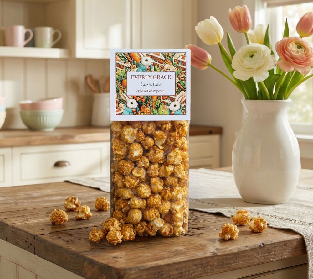 Everly Grace Carrot Cake Popcorn – luftgepopptes Gourmet-Popcorn mit Walnüssen, Karotten, Zimt & Muskat. Handgemacht, knusprig & perfekt zum Snacken!