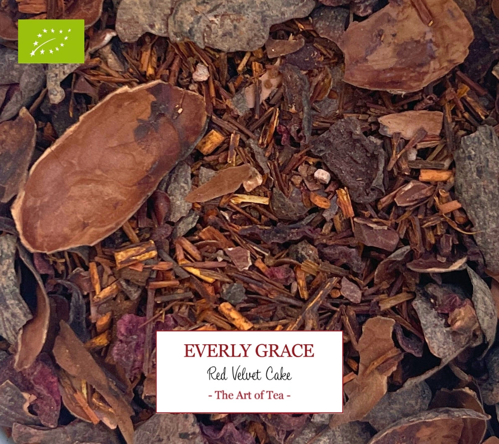 Everly Grace Red Velvet Tea – Bio-Tee mit Kakaonoten & warmen Gewürzen. Jetzt online kaufen bei MadeVegan für besondere Genussmomente voller Stil.