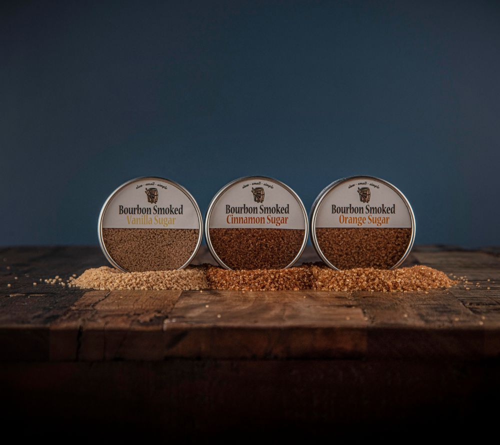 Bourbon Smoked Cinnamon Sugar von Bourbon Barrel Foods – geräucherter Zucker mit Zimt aus Kentucky. Handwerklich hergestellt, perfekt für Desserts, Kaffee & Cocktails. Süße mit Charakter!