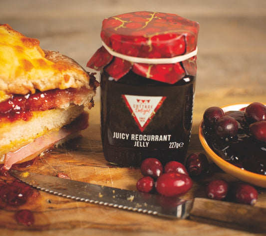 Fruchtig-säuerliches rotes Johannisbeer-Gelee (227 g) 🍇 Nach englischer Rezeptur gekocht.🍇 Ohne künstliche Farb- und Konservierungsstoffe.🍇 Jetzt bestellen!