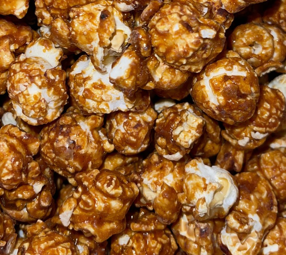Mocha Mousse Popcorn von Everly Grace | Pantone Farbe des Jahres | knusprig, lecker & 100% vegan | EU-weiter Versand