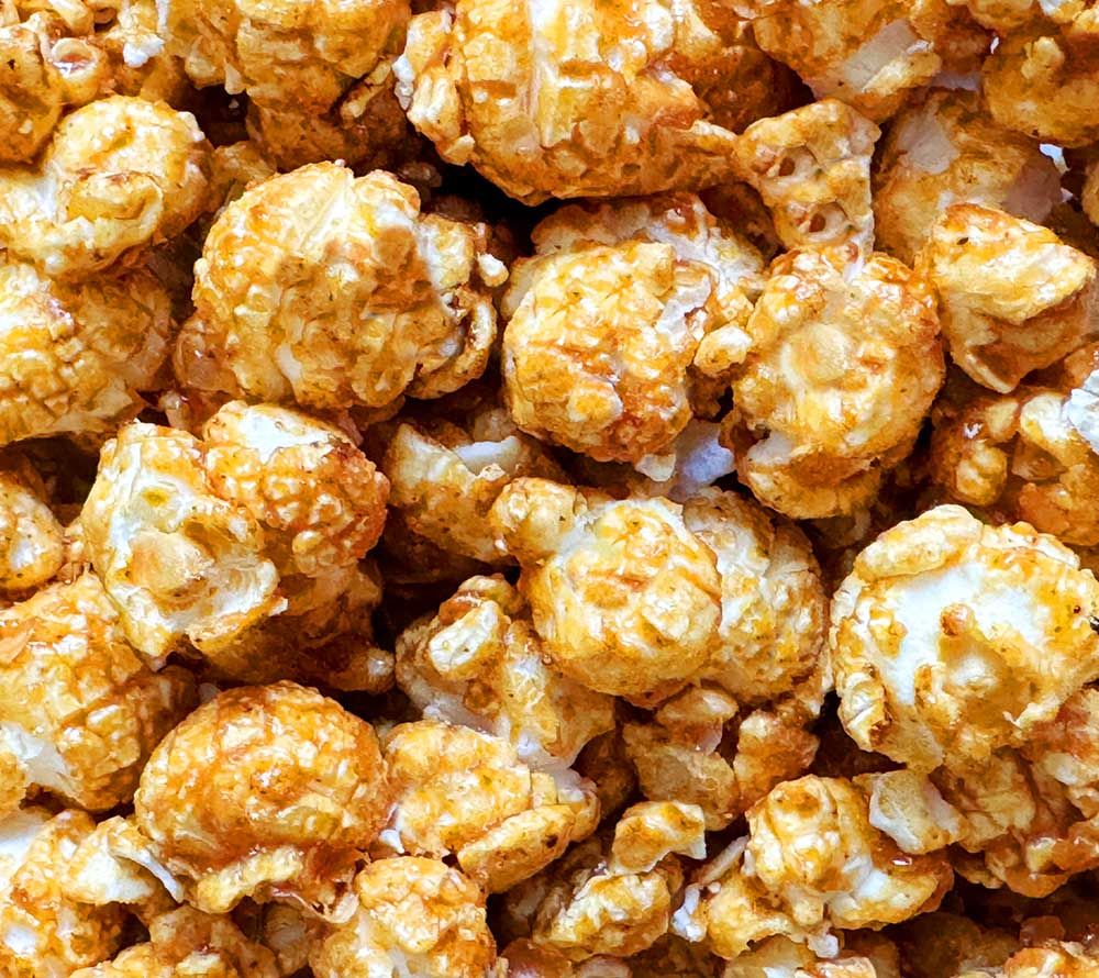 Popcorn Bavarian Almond Symphony von Everly Grace | pflanzliche Zutaten | handgefertigt | bringt bayrisches Volksfest-Flair in Deine Küche