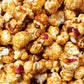 Feines Gourmet-Popcorn Love Story von Everly Grace ☆ Unwiderstehliches Popcorn mit Rosenblättern und Mandel-Karamellüberzug ☆ hohe Qualität ☆ 100 % vegan ☆ Jetzt probieren!