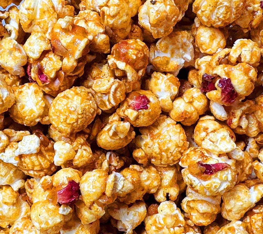 Feines Gourmet-Popcorn Love Story von Everly Grace ☆ Unwiderstehliches Popcorn mit Rosenblättern und Mandel-Karamellüberzug ☆ hohe Qualität ☆ 100 % vegan ☆ Jetzt probieren!