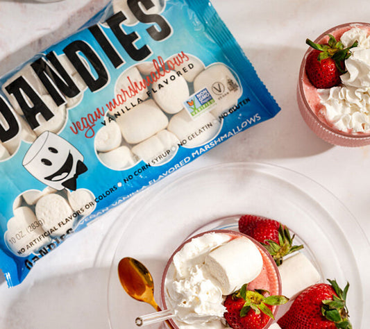 Vegane Marshmallows von Dandies mit einem Erdbeershake